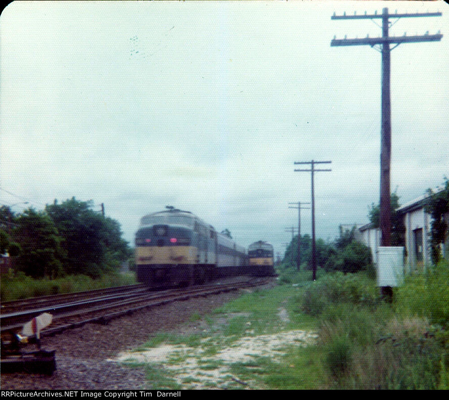 LI 606, 601 meet at passing siding.